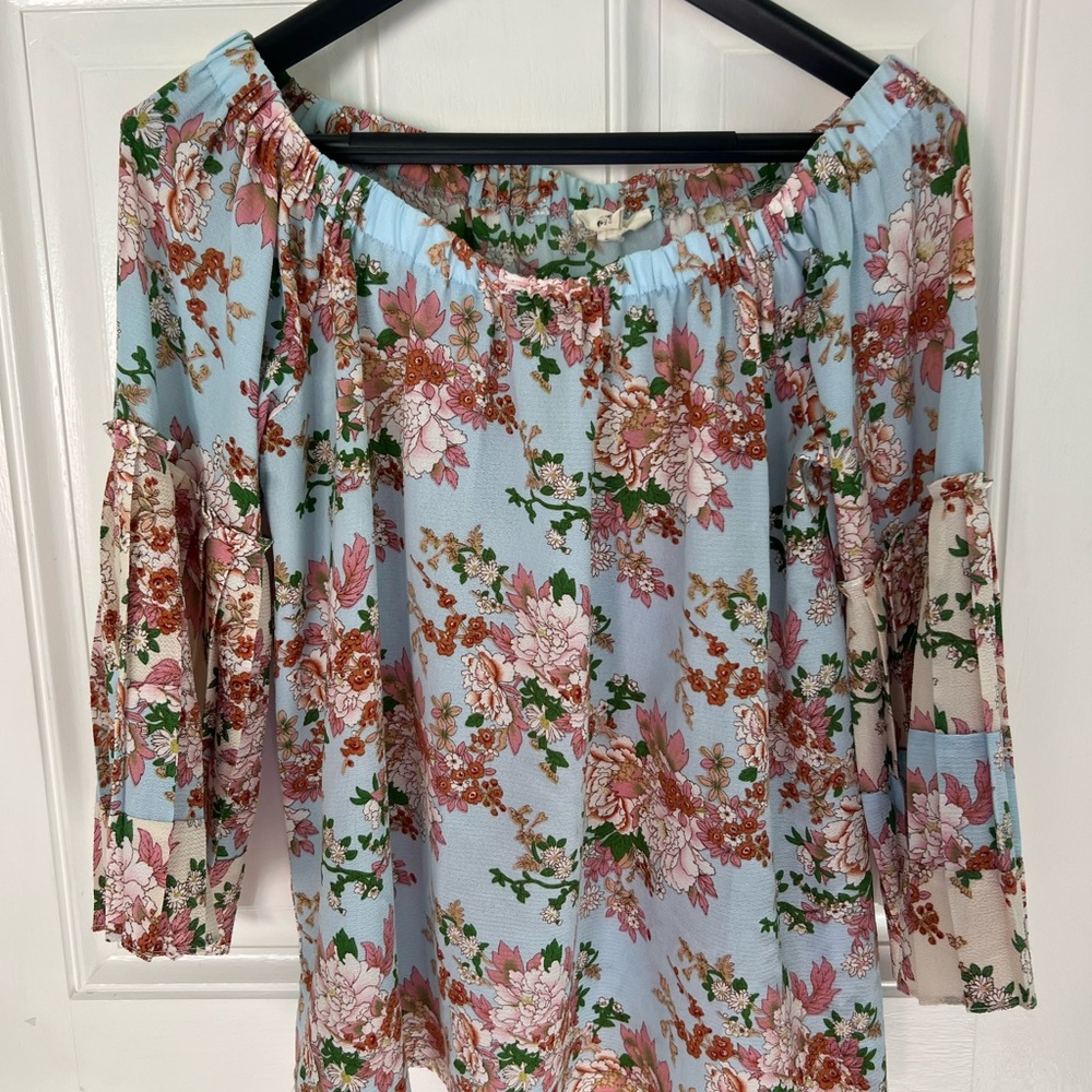 Entro, off shoulder blouse.